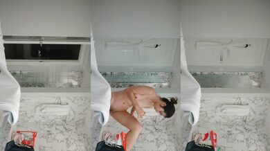 贵在真实，在哥哥家卫生间安装针孔偷拍小嫂子洗澡擦乳液保养身体，脱光后嫂子的身材太正点了，看完硬死了